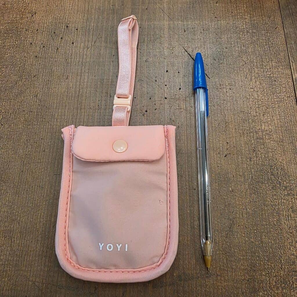 Yoyi under-cover wallet in pink.